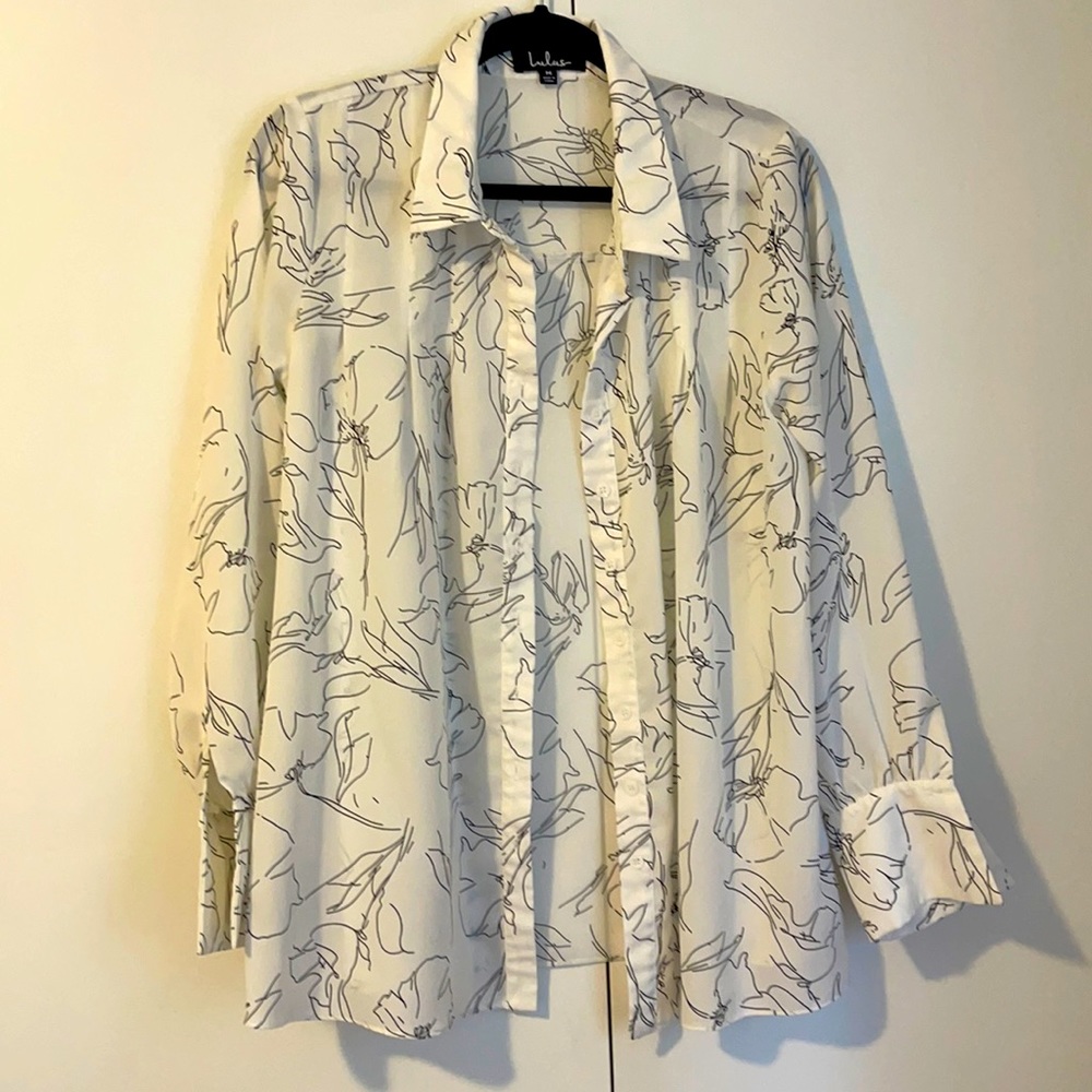 Lulus medium blouse - white satin with abstract black pattern
